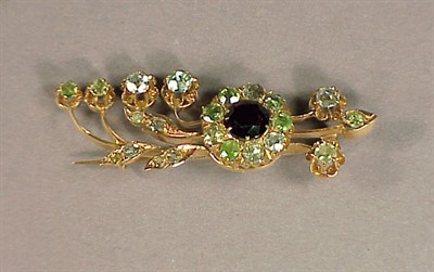 Lot 257 - Garnet Flower Pin 14 kt. red gold, set with...