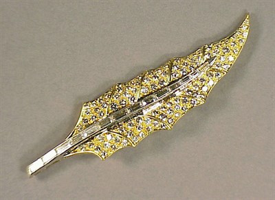 Lot 465 - Gold and Diamond Leaf Pin 18 kt. yellow and...