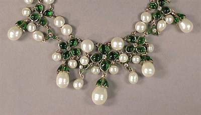Lot 216 - Clover Necklace Green pate de verre flowers...