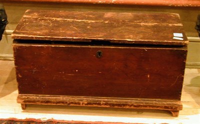 Lot 399 - American Six Board Chest The interior fitted...