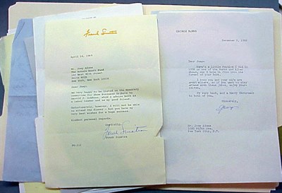 Lot 265 - [AUTOGRAPHS] Nineteen autograph and typed...