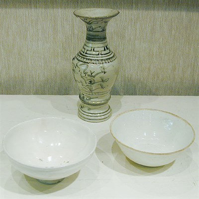 Lot 184 - Annamese Blue and White Altar Vase