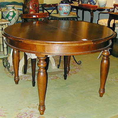 Lot 673 - Victorian Style Mahogany Dining Table