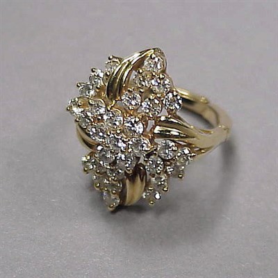 Lot 208 - Diamond Cluster Ring 14 kt. yellow gold, set...
