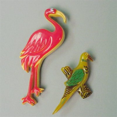 Lot 446 - Bakelite Two-Tone Laminate Brooch Depicting a...