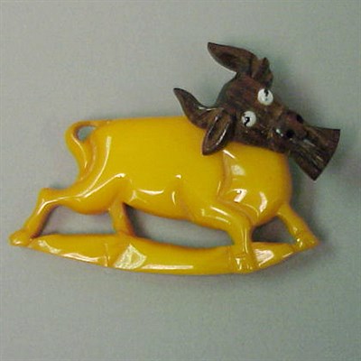 Lot 634 - Bakelite and Wood Pivoting Brooch Depicting a...