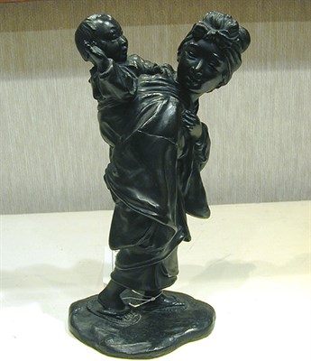 Lot 199 - Good Tokyo School Bronze of a Woman Carrying a...