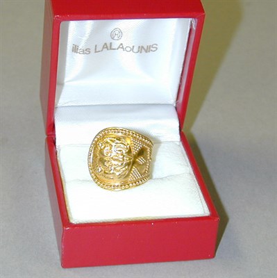 Lot 169 - Gold Spoon Handle Ring 18 kt. yellow gold, the...
