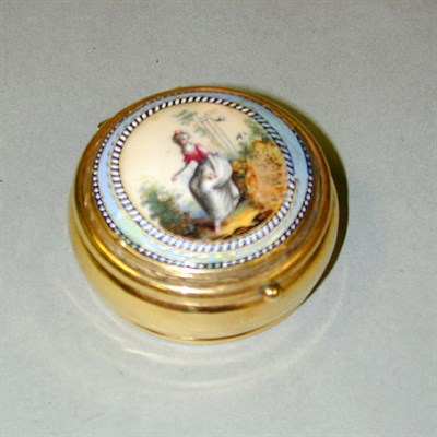 Lot 220 - Gold and Enamel Bead Box 18 kt. yellow, the...