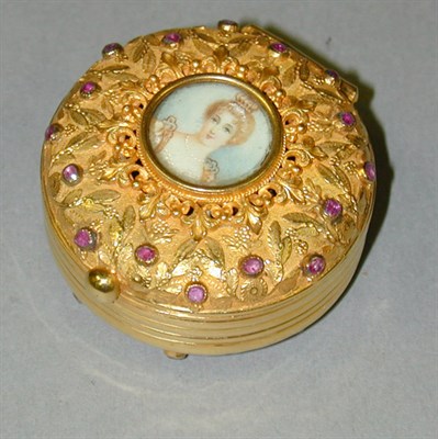 Lot 212 - Gold Portrait Pillbox 18 kt. yellow gold, of...