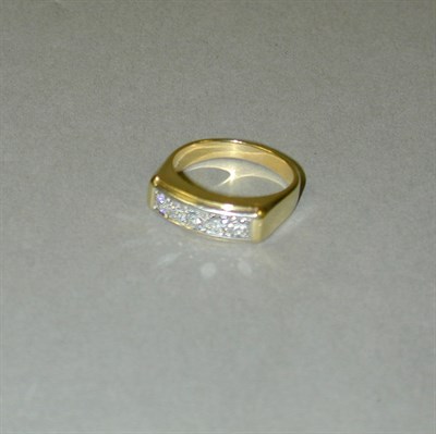 Lot 201 - Gentleman's Gold and Diamond Ring 18 kt....