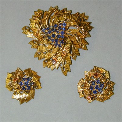 Lot 181 - Gold Pin and Earring Suite 18 kt. yellow gold,...