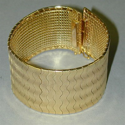 Lot 314 - Gold Flexible Bracelet 18 kt. yellow gold, the...
