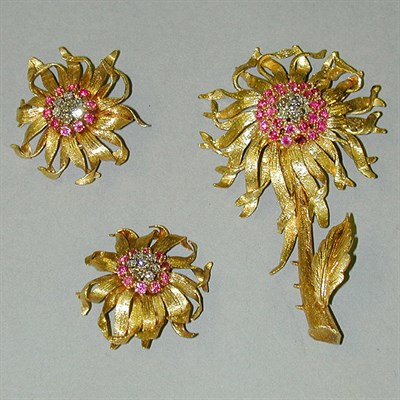 Lot 376 - Gold Flower Pin and Pair of Earclips 18 kt....