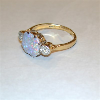 Lot 340 - Opal and Diamond Ring 18 kt. yellow gold, set...