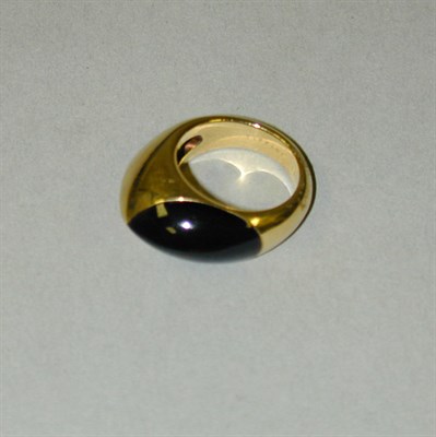 Lot 264 - Gold and Black Onyx Ring 18 kt. yellow gold,...