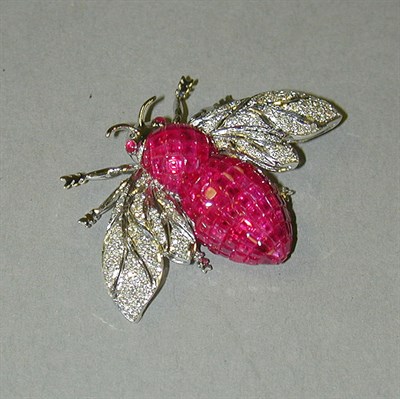 Lot 351 - Ruby and Diamond Bee Pin 18 kt. white gold,...
