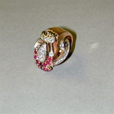 Lot 118 - Retro Diamond and Ruby Ring 14 kt. red gold,...