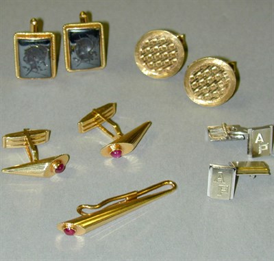 Lot 88 - Four Pairs of Gold Cufflinks 14 kt. yellow and...