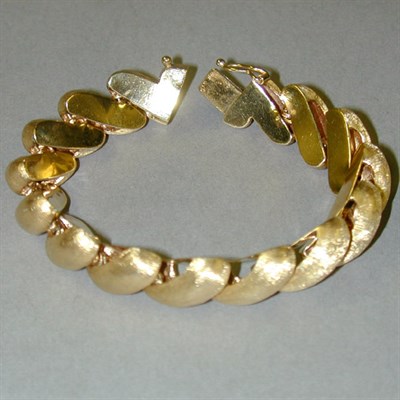 Lot 121 - Gold Flexible Bracelet 14 kt. yellow gold, the...