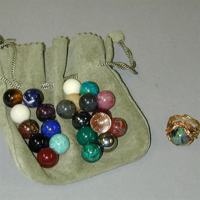 Lot 42 - Gold and Interchangeable Stone Ring The 14 kt....