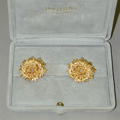 Lot 367 - Pair of Gold Flower Earclips 18 kt. yellow...