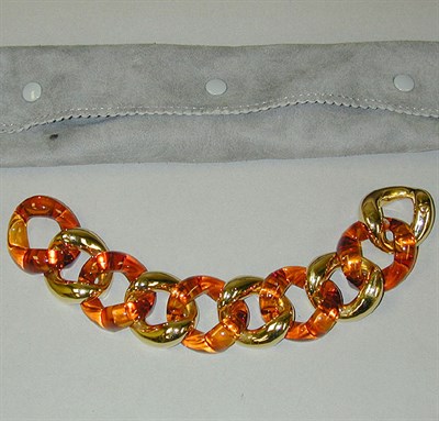 Lot 355 - Gold and Amber Cable Link Bracelet 18 kt....
