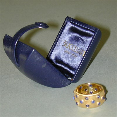 Lot 364 - Wide Gold and Sapphire Ring 18 kt. yellow gold,...