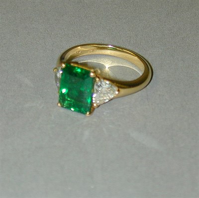 Lot 388 - Emerald and Diamond Ring 18 kt. yellow gold,...