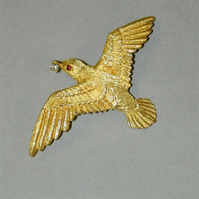 Lot 116 - Gold Bird Pin 18 kt. yellow gold, designed as...