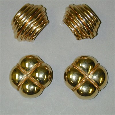 Lot 114 - Two Pairs of Gold Earrings 14 kt. yellow gold,...