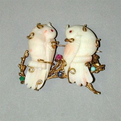 Lot 134 - Coral Lovebirds Pin 14 kt. yellow gold, the...