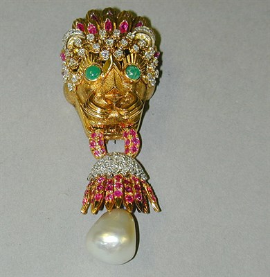 Lot 368 - Lion Head Brooch 14 kt. yellow gold, designed...