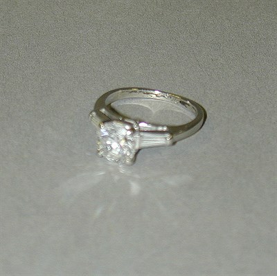 Lot 392 - Diamond Engagement Ring Platinum, set to the...