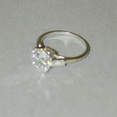 Lot 345 - Diamond Engagement Ring Platinum, set to the...