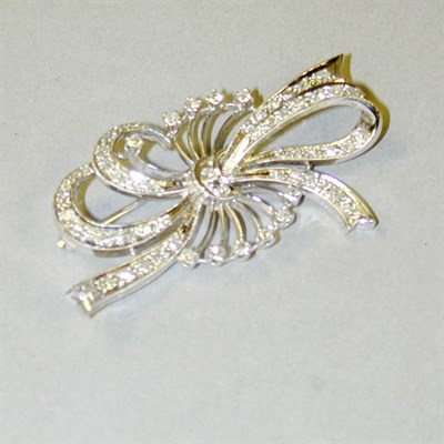 Lot 197 - Diamond Bow Pin 14 kt. white gold, set with...