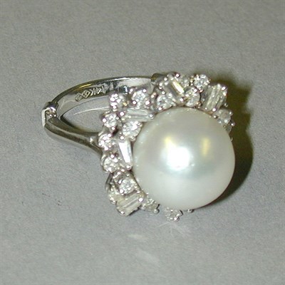 Lot 310 - Cultured Pearl and Diamond Cluster Ring 14 kt....