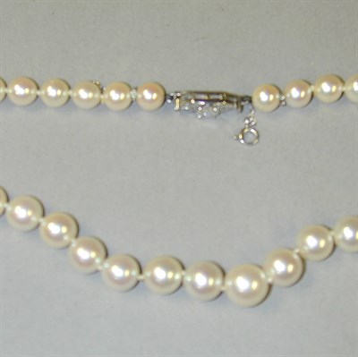 Lot 335 - Cultured Pearl Necklace The single strand...