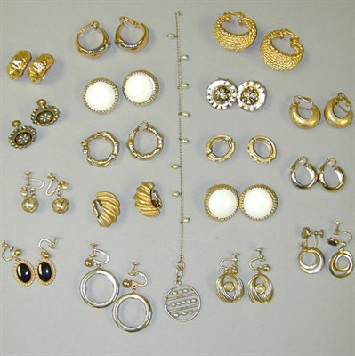 Lot 24 - Lot of Assorted Costume Jewelry Earrings