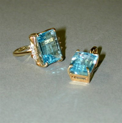 Lot 102 - Blue Topaz Ring and Pendant 14 kt. yellow gold,...