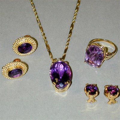 Lot 190 - Suite of Amethyst Jewelry 14 kt. yellow gold,...
