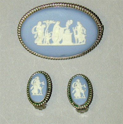 Lot 33 - Wedgwood Pin and Pair of Earrings The oval...