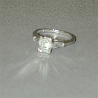 Lot 404 - Diamond Engagement Ring Platinum, set to the...