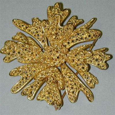 Lot 172 - Gold Flower Pin 18 kt. yellow gold, the...