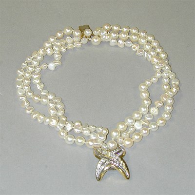 Lot 347 - Cultured Pearl Bracelet The six strand...