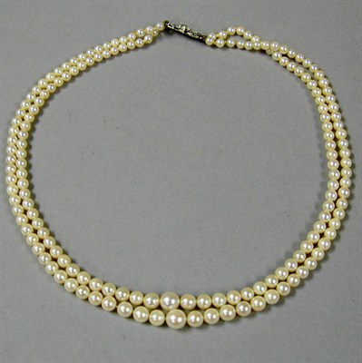 Lot 276 - Cultured Pearl Necklace The double strand...