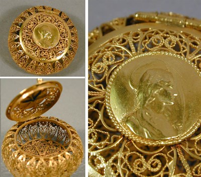 Lot 142 - Gold Rosary Box 14 kt. yellow gold, of...