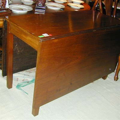 Lot 244 - Federal Style Mahogany Drop-Leaf Table