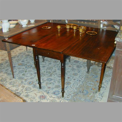 Lot 206 - Federal Style Mahogany Drop-Leaf Table
