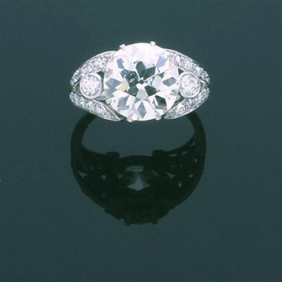 Lot 404 - Diamond Engagement Ring Platinum, set to the...